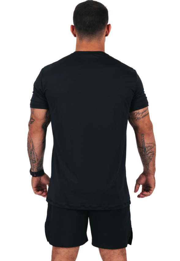 CAMISETA MASC AIRFLEX PRETO C/ BANDEIRA PRATA